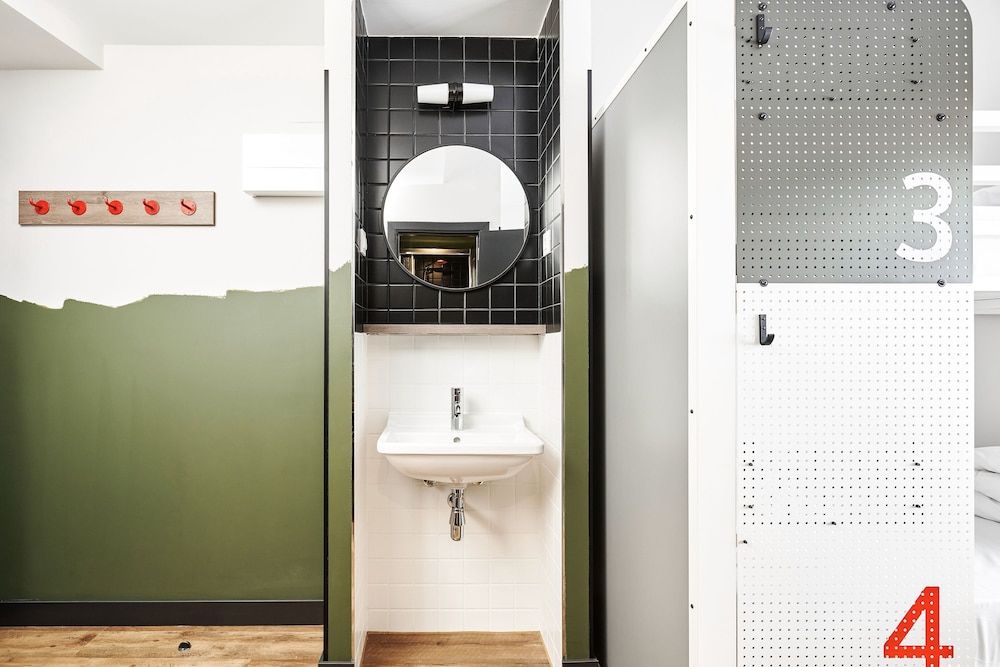 Generator Madrid Private 4 bed Room 6