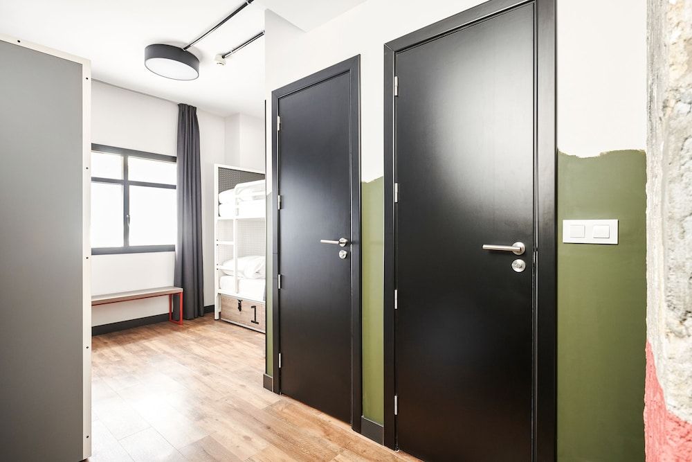 Generator Madrid Private 4 bed Room 9