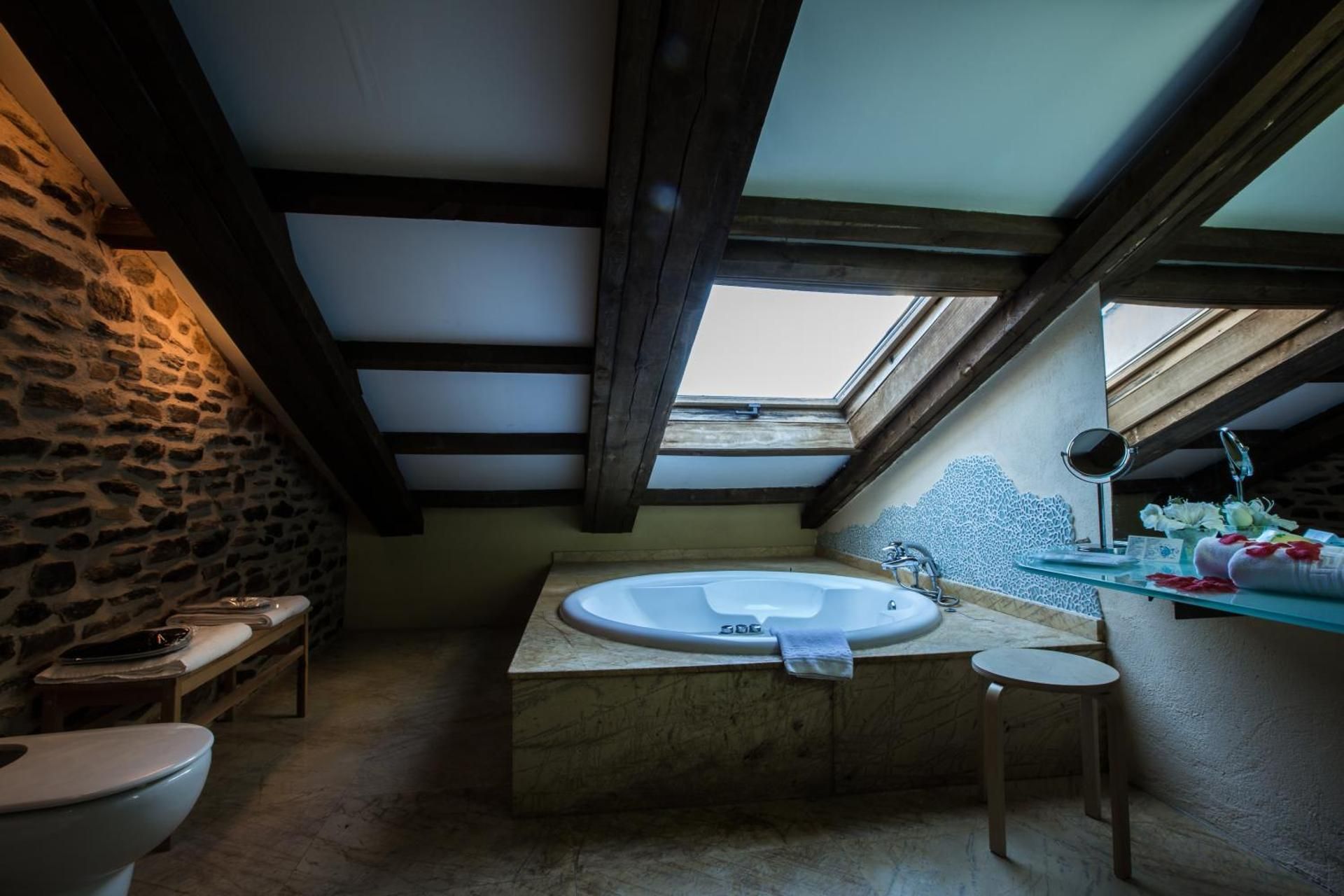 Deluxe Suite with Spa Bath