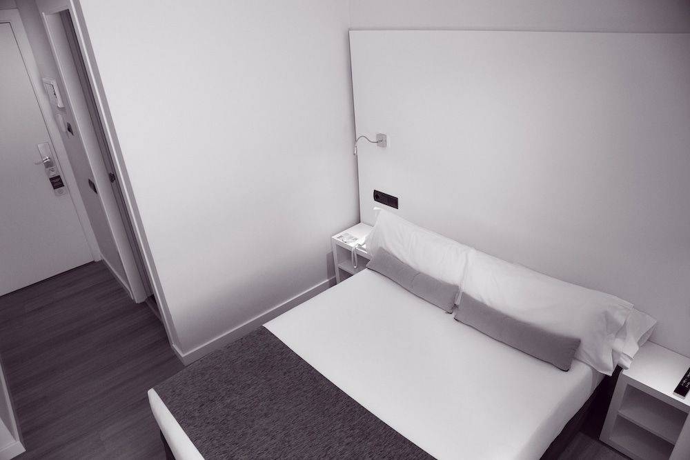 Bcn Urbaness Del Comte Basic Double Room, 1 Large Twin Bed, Non Smoking, Courtyard View 6