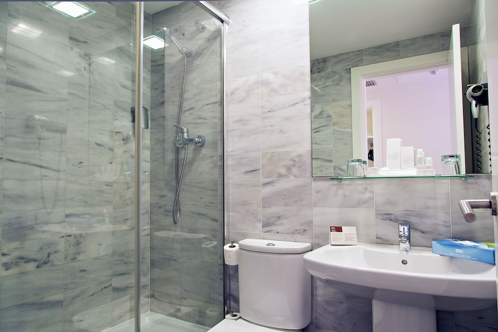 Bcn Urbaness Del Comte Basic Double Room, 1 Large Twin Bed, Non Smoking, Courtyard View 4