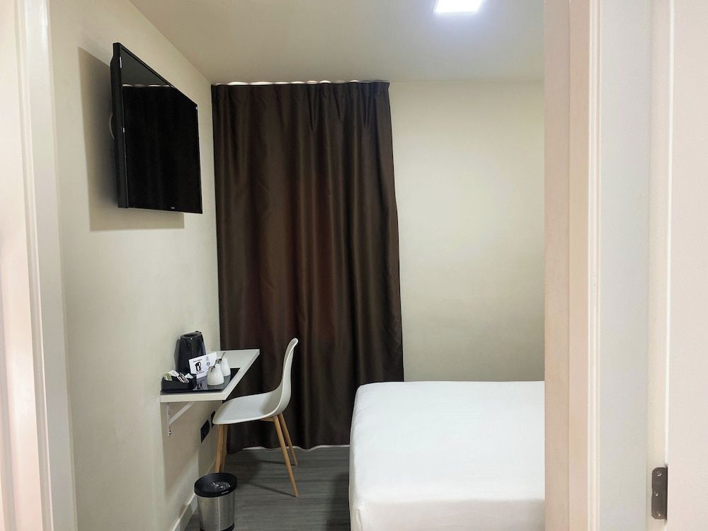 Bcn Urbaness Del Comte Basic Double Room, 1 Large Twin Bed, Non Smoking, Courtyard View 7