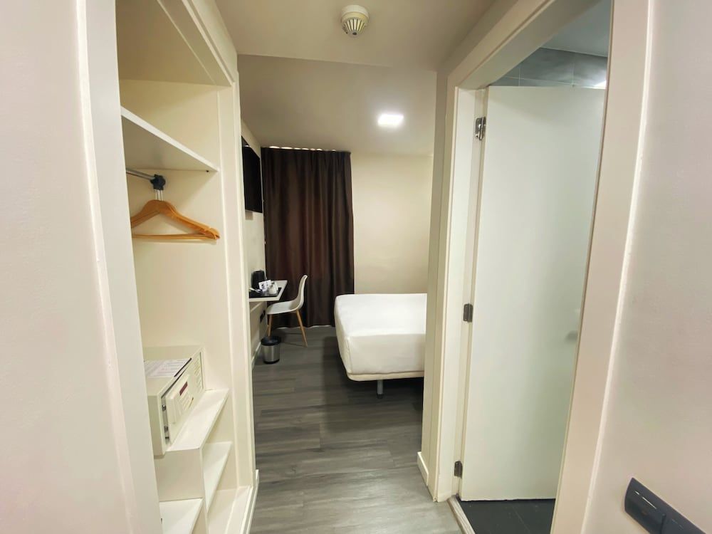 Bcn Urbaness Del Comte Basic Double Room, 1 Large Twin Bed, Non Smoking, Courtyard View 8