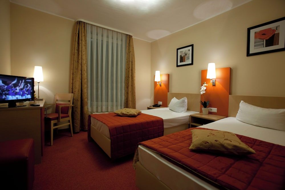 Atomis Hotel Düsseldorf City Double or Twin Room, 2 Twin Beds 3