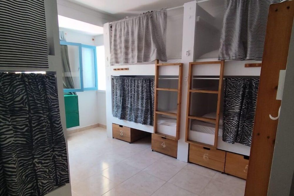 Mixed dorm 8 beds, shared bathroom