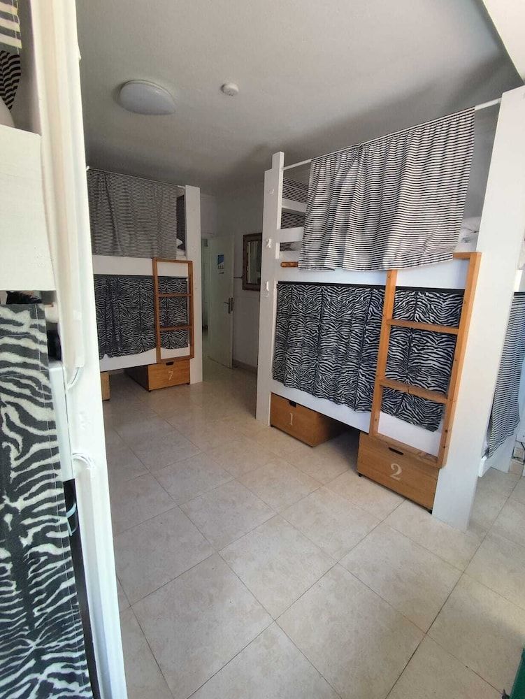 Mixed dorm 8 beds, shared bathroom