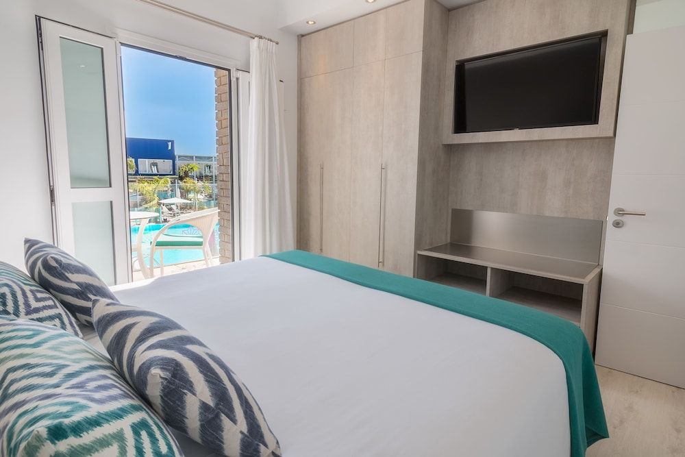 Suite, Terrace, Pool View