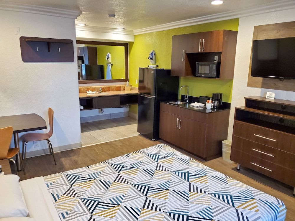 Studio 6 National City, CA - Naval Base San Diego Standard Room, 1 Queen Bed, Non Smoking, Kitchenette 3
