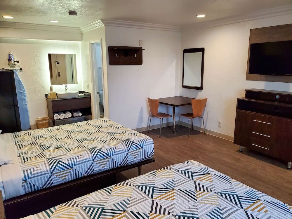 Studio 6 National City, CA - Naval Base San Diego Standard Room, 2 Queen Beds, Non Smoking, Kitchenette 4