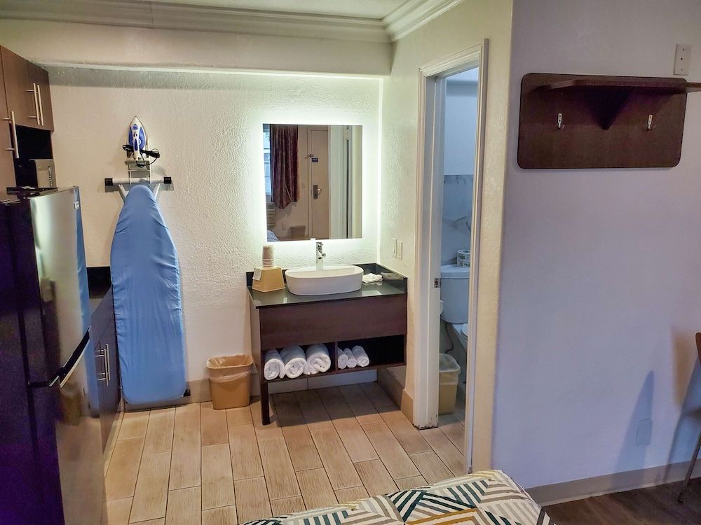 Studio 6 National City, CA - Naval Base San Diego Standard Room, 2 Queen Beds, Non Smoking, Kitchenette 9