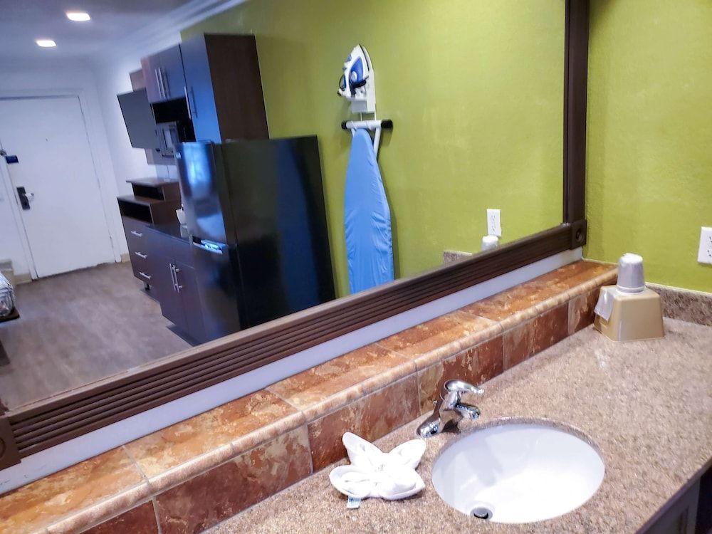 Studio 6 National City, CA - Naval Base San Diego Standard Room, 2 Queen Beds, Non Smoking, Kitchenette 11