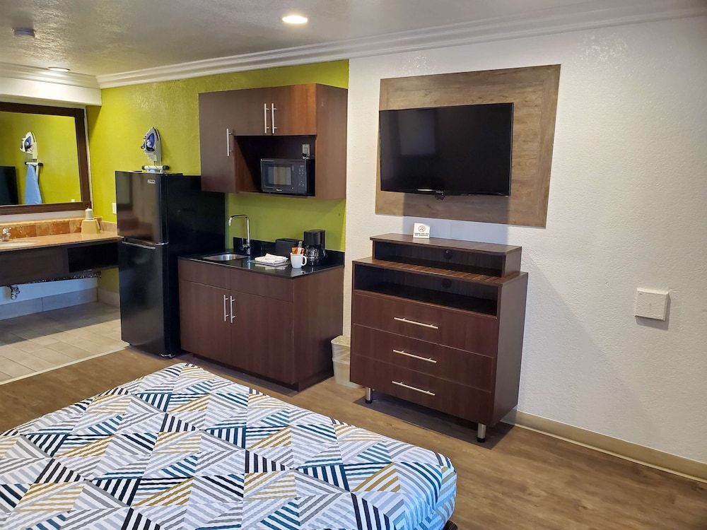Studio 6 National City, CA - Naval Base San Diego Standard Room, 1 Queen Bed, Non Smoking, Kitchenette 4