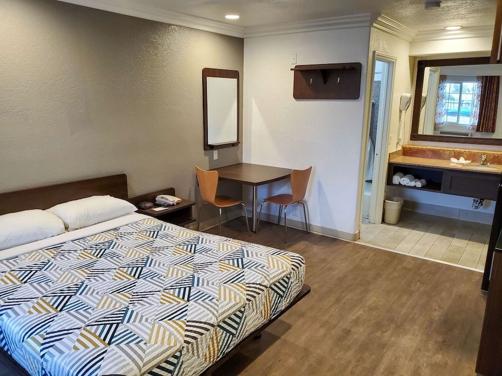 Studio 6 National City, CA - Naval Base San Diego Standard Room, 1 Queen Bed, Non Smoking, Kitchenette 2