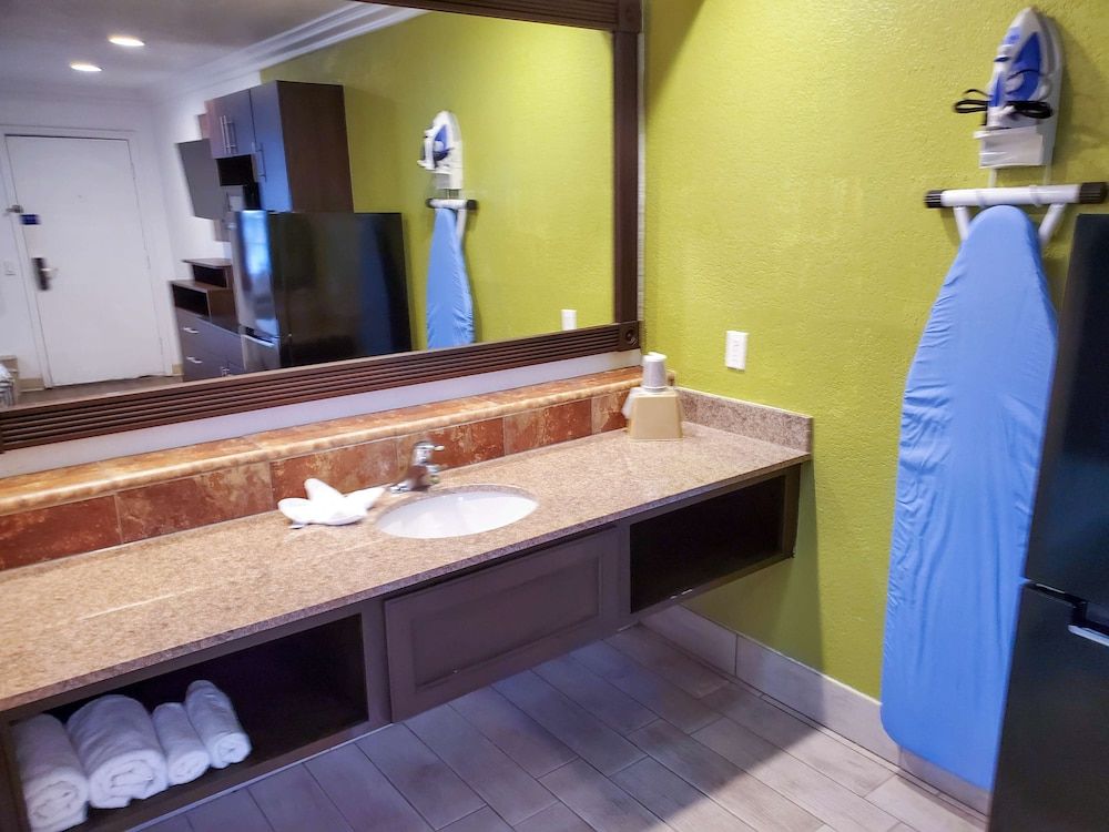 Studio 6 National City, CA - Naval Base San Diego Standard Room, 1 Queen Bed, Accessible, Non Smoking 7