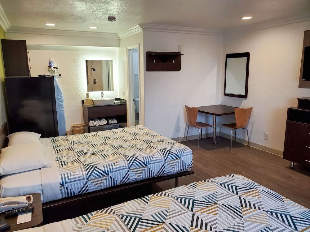 Studio 6 National City, CA - Naval Base San Diego Standard Room, 2 Queen Beds, Non Smoking, Kitchenette 5