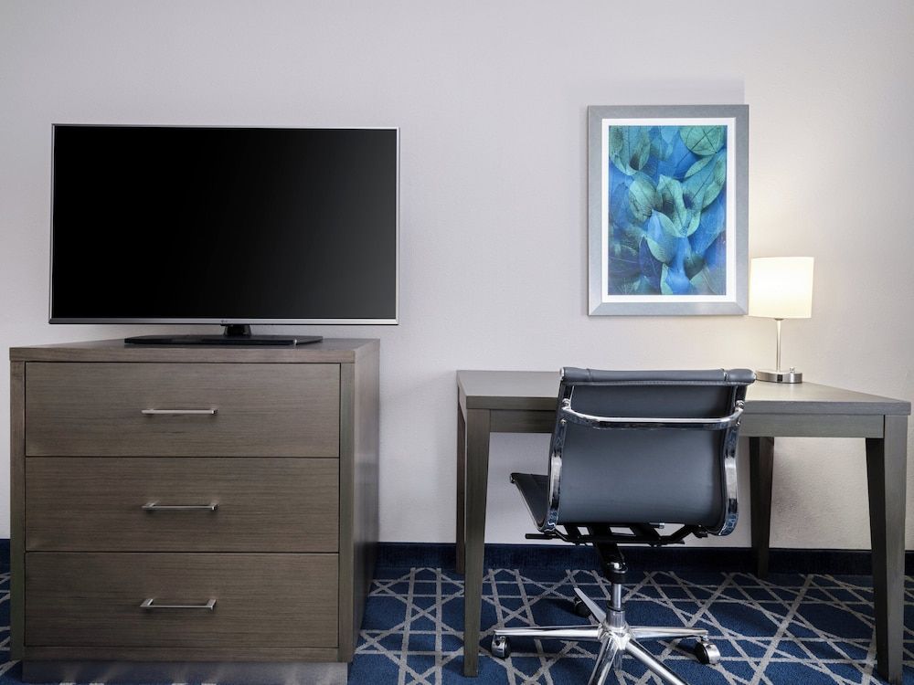 Garner Hotel Longview South by IHG Premium Room, 1 King Bed 5