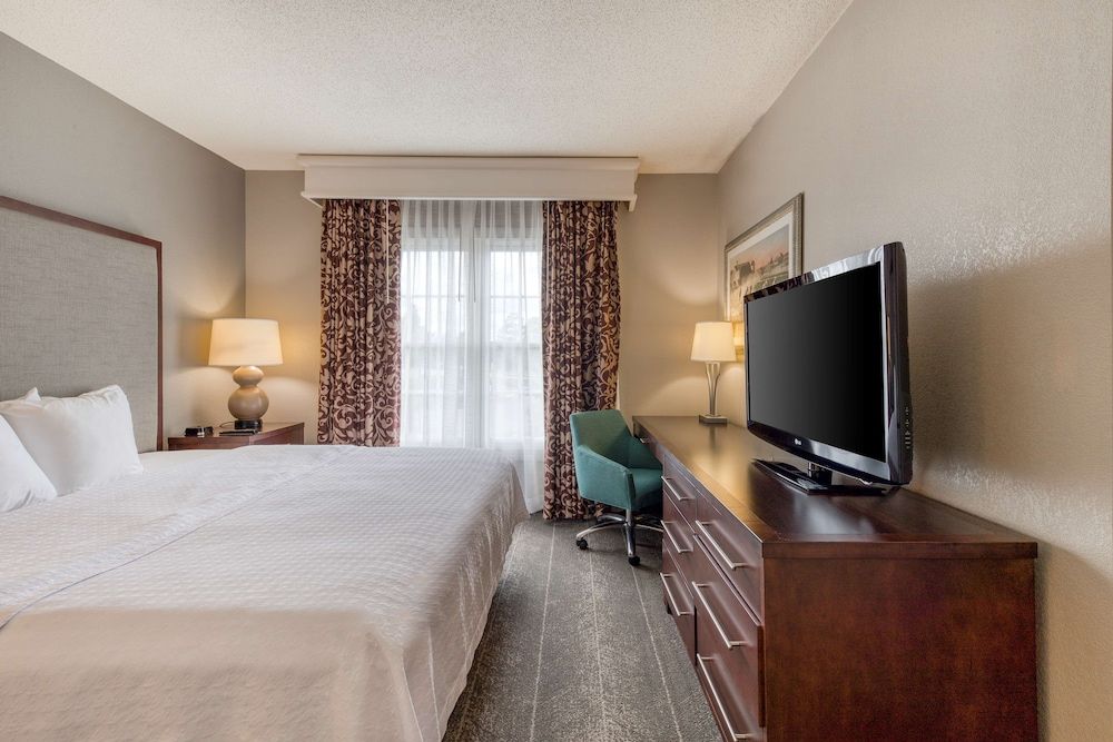 Suite, 1 King Bed, Accessible, Non Smoking (Mobility/Hearing with Roll-in Shower)