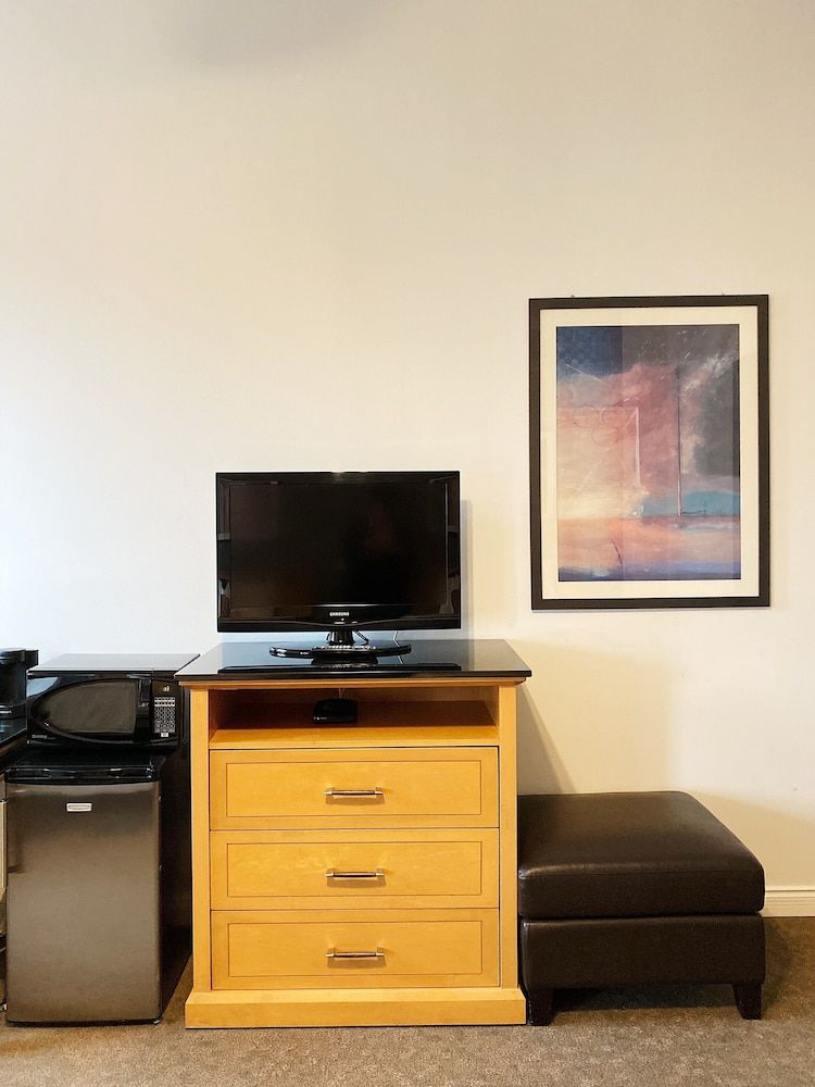 Met Hotel Deluxe Room, 2 Queen Beds (Front Facing) 8