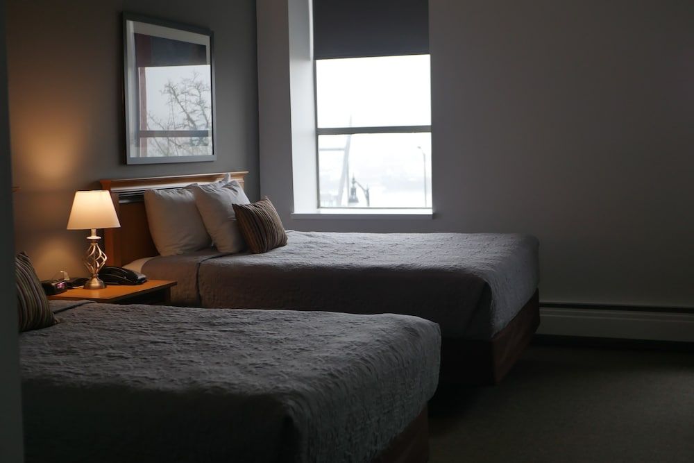 Met Hotel Deluxe Room, 2 Queen Beds (Front Facing) 2