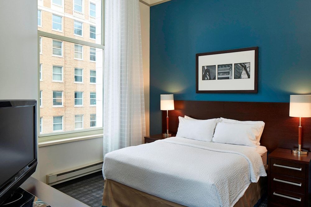 Suite, 2 Bedrooms (Mobility/Hearing Accessible, Tub)