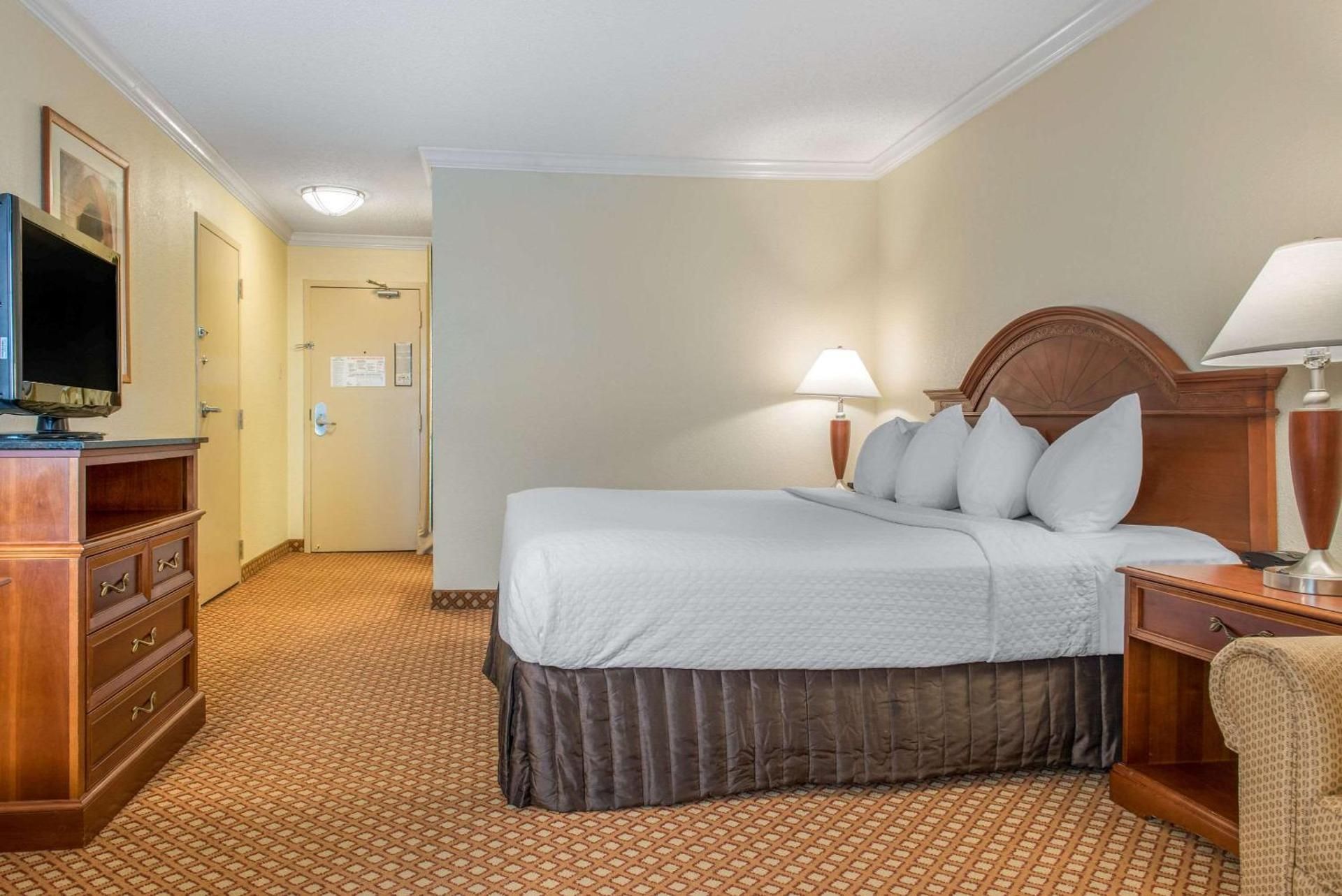 1 King Bed, Nonsmoking, Accessible