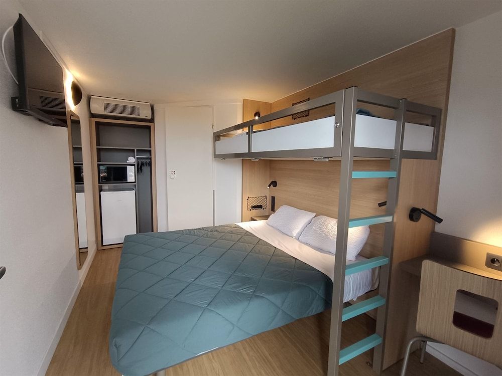 Premiere Classe Saintes Standard Room, Multiple Beds 3