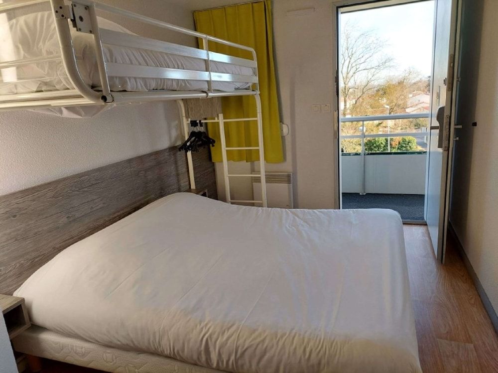 Premiere Classe Saintes Standard Room, Multiple Beds 2