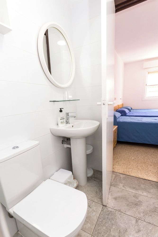 Hostal El Mercat Triple room without terrace 2