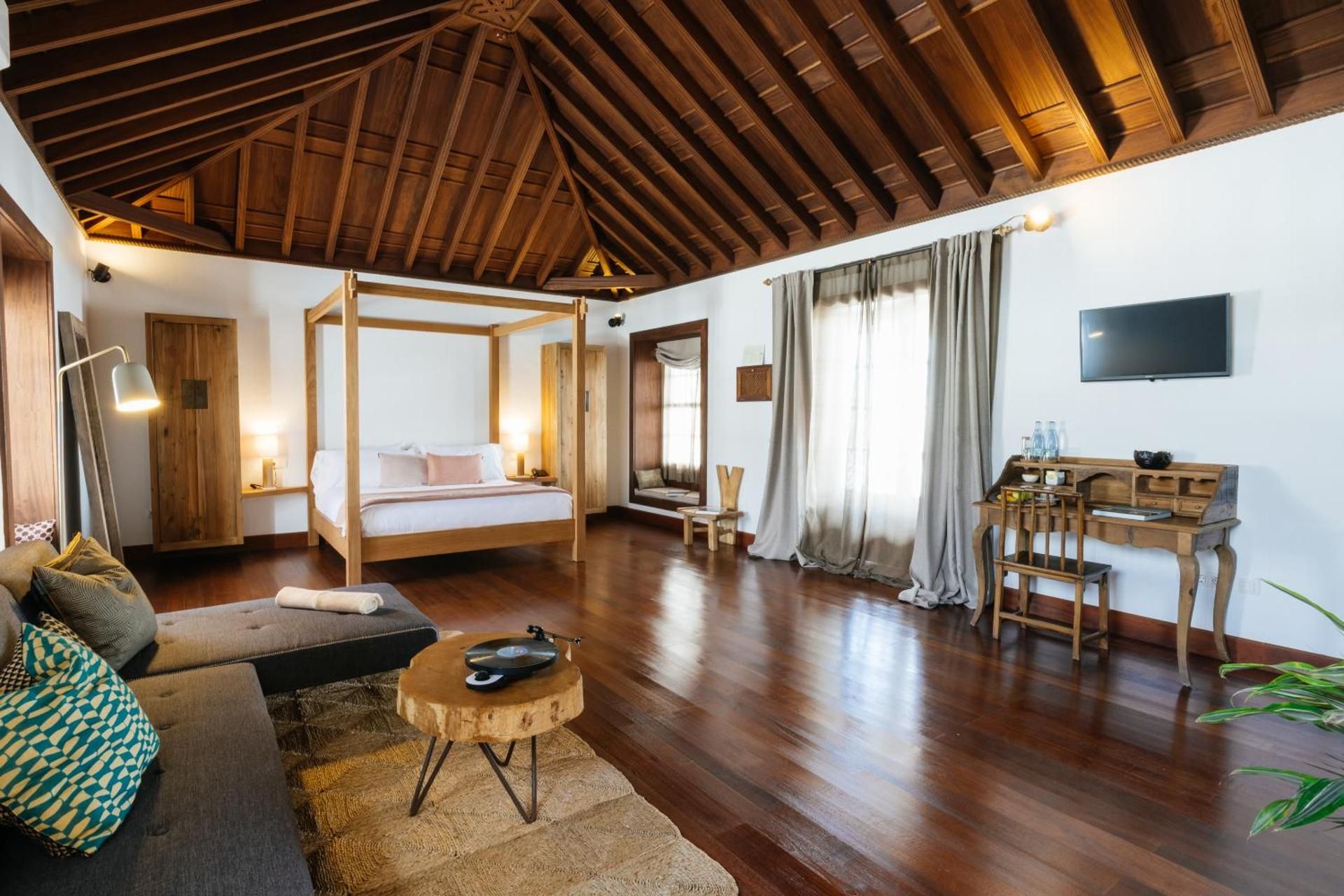 Deluxe Queen Suite