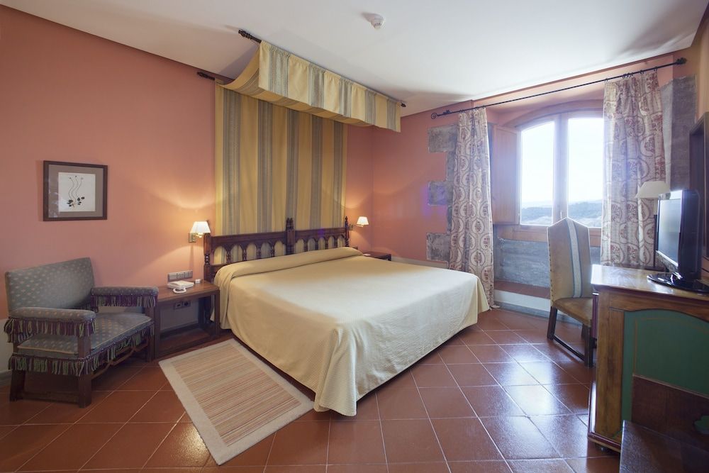 Parador de Cardona Standard Twin Room (3 Adults) 2
