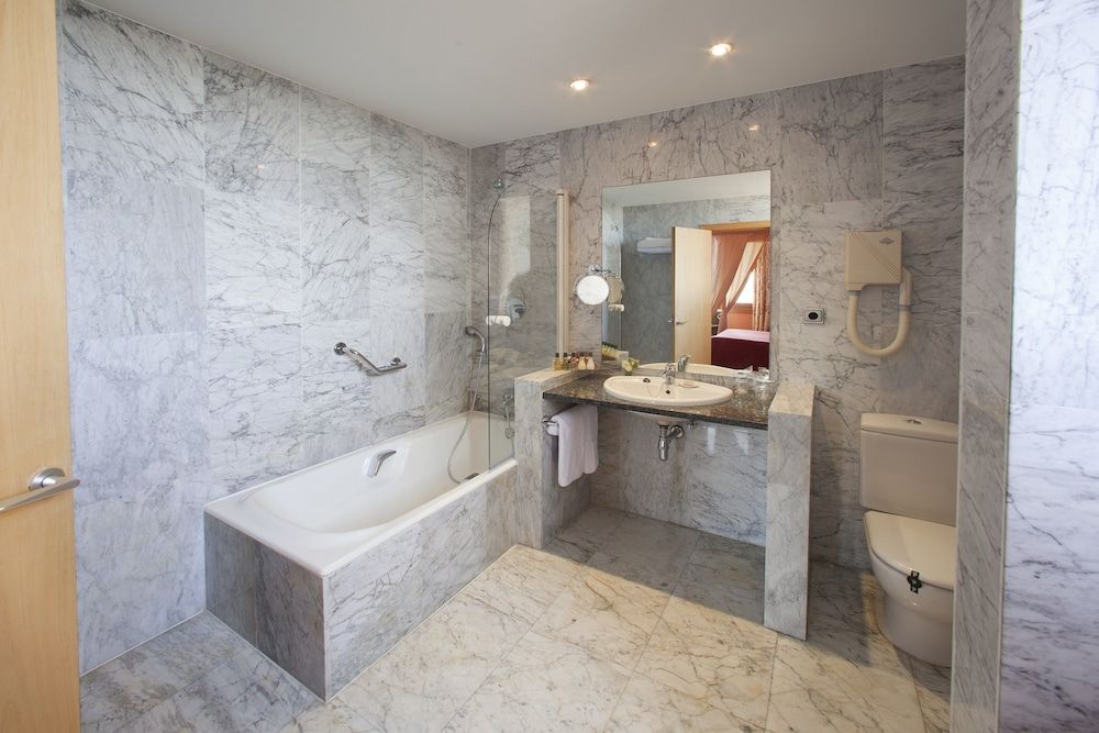 Parador de Cardona Standard Twin Room (3 Adults) 4