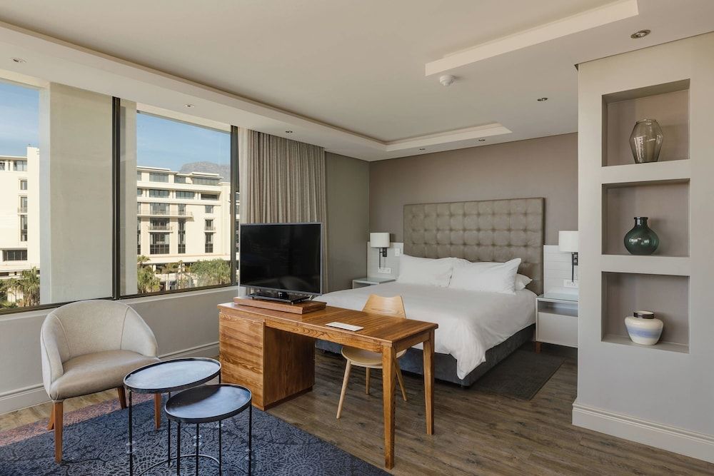 Junior Suite, 1 King Bed, Non Smoking, Corner