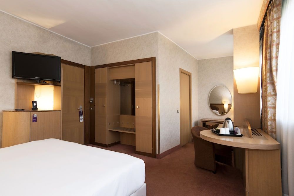 undefined Mercure Eur Roma West 3