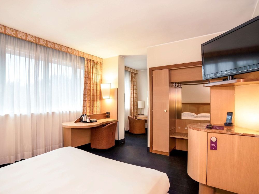 undefined Mercure Eur Roma West 10