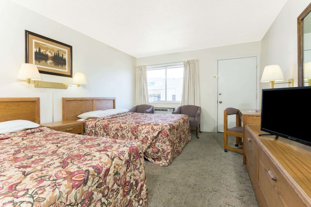 Knights Inn Baker City Room, 2 Queen Beds 3