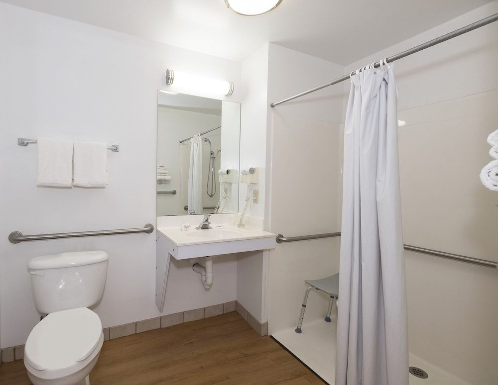 Red Roof Inn Columbus - Hebron Superior Room, 1 King Bed, Accessible, Non Smoking (Roll-In Shower) 5