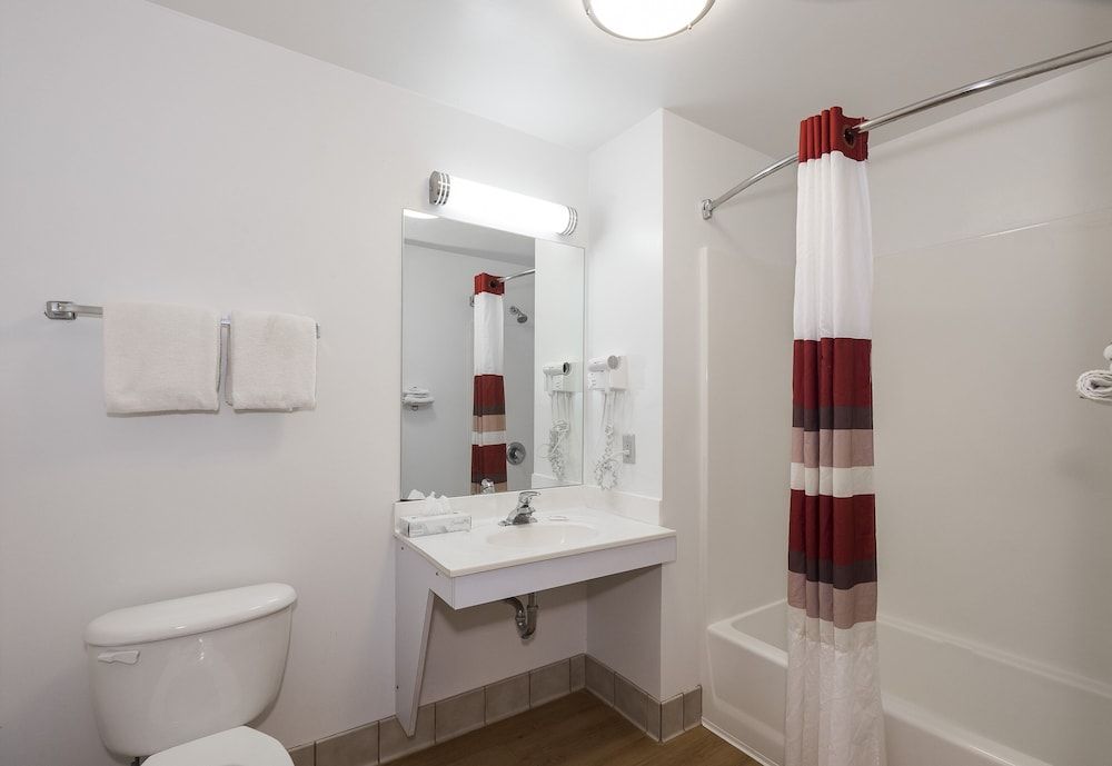 Red Roof Inn Columbus - Hebron Deluxe Room, 2 Queen Beds, Accessible, Non Smoking (Roll-In Shower) 3