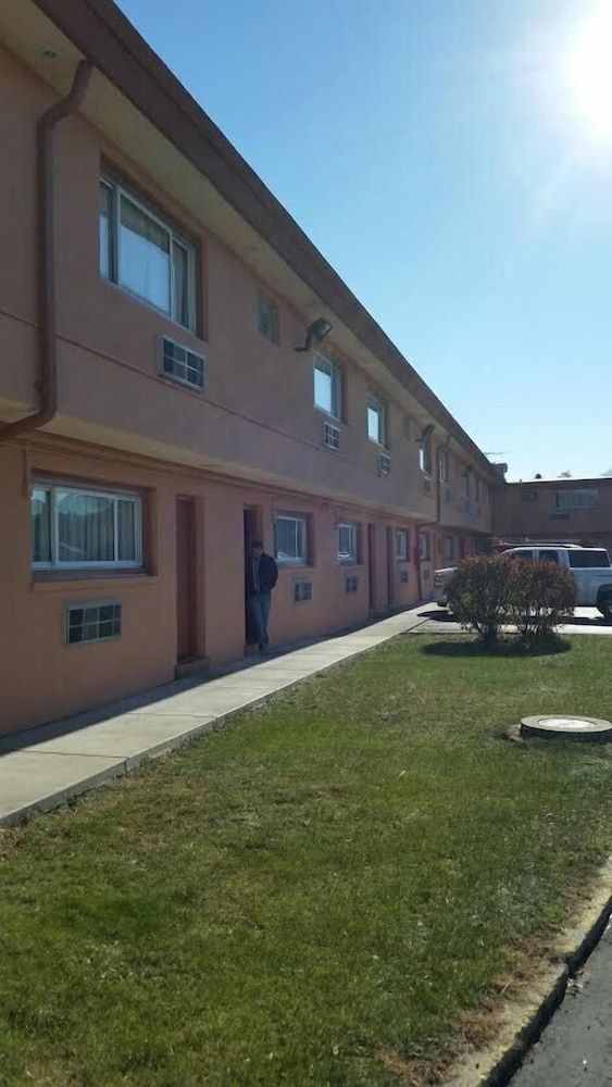 undefined Skylark Motel 8