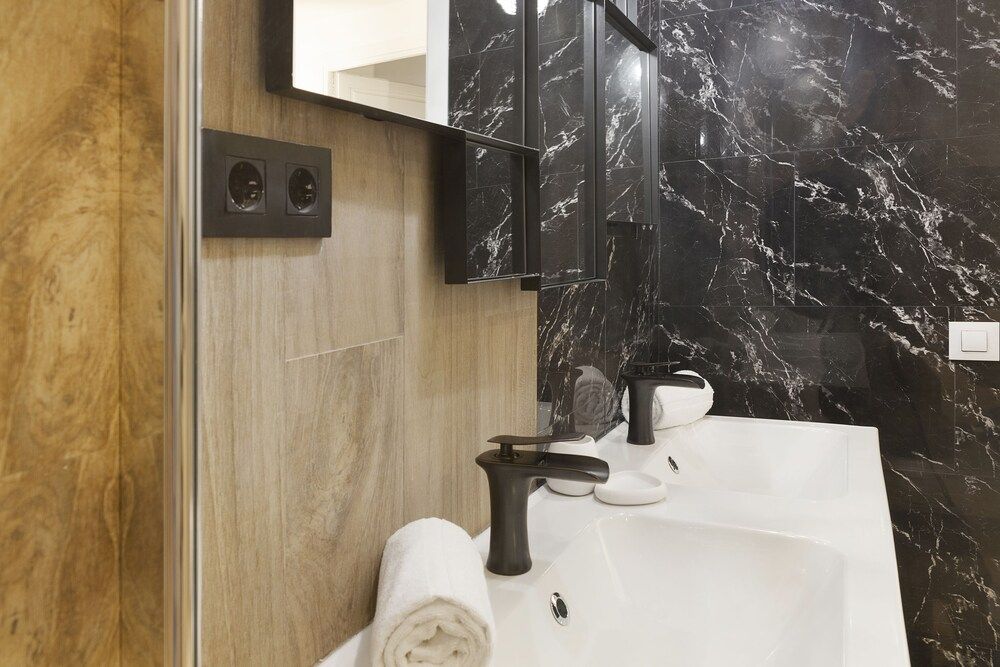 Habitat Apartments Grace Luxury Apartment, 4 Bedrooms, Balcony 12