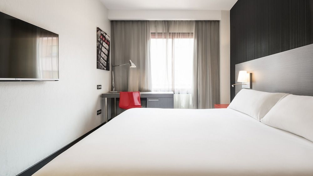 Hotel ILUNION Suites Madrid Double Room 5