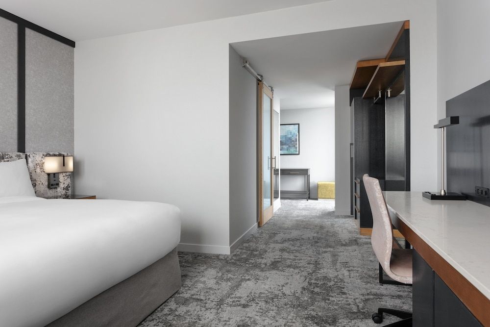 Loews Chicago O'Hare Hotel Luxury Room, 1 King Bed, Corner