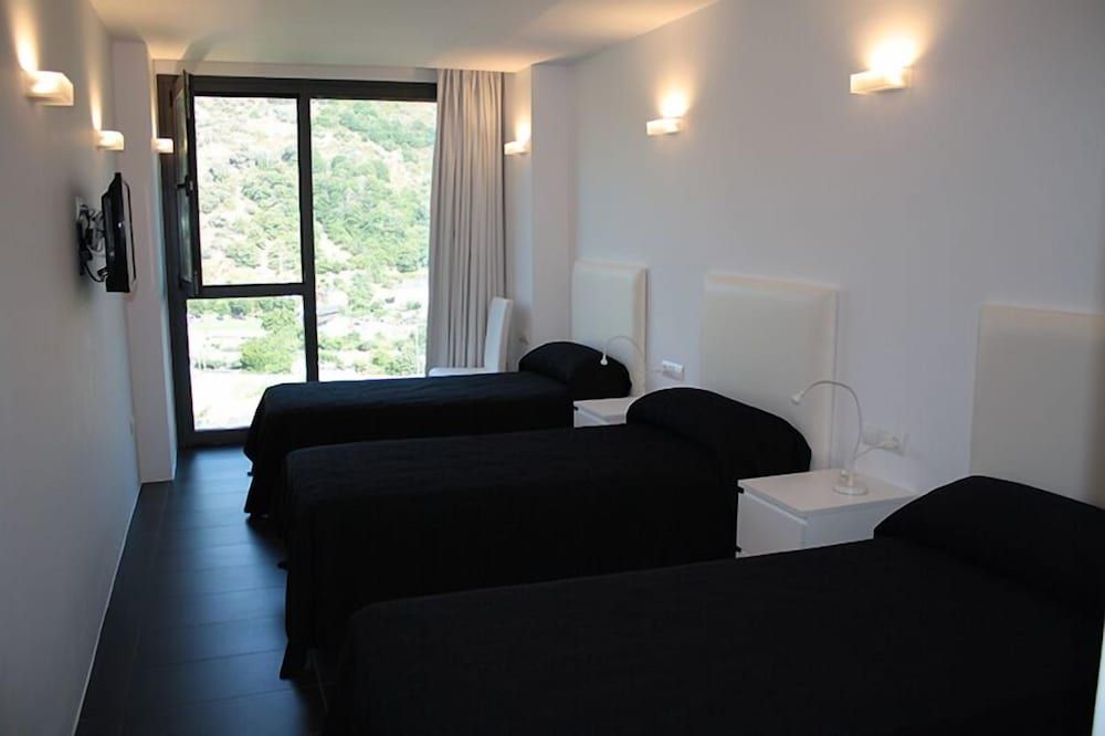 Hostal Tres Campanas Triple Room 3