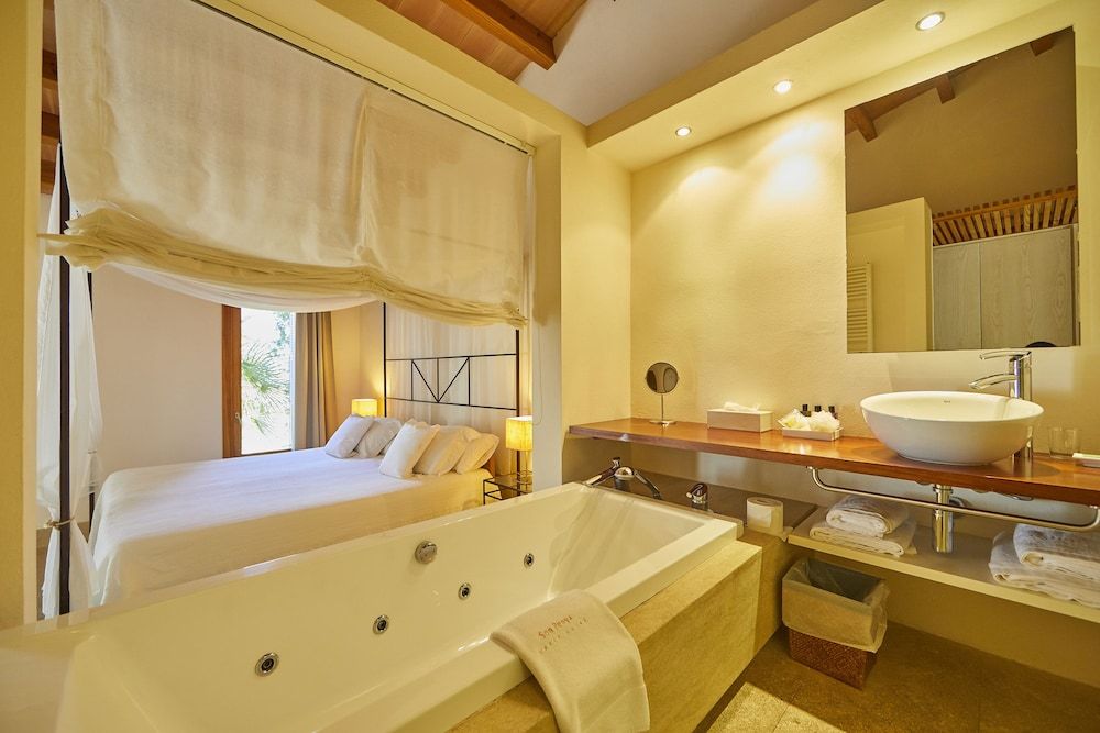 Junior Suite, 1 King Bed, Terrace, Garden Area