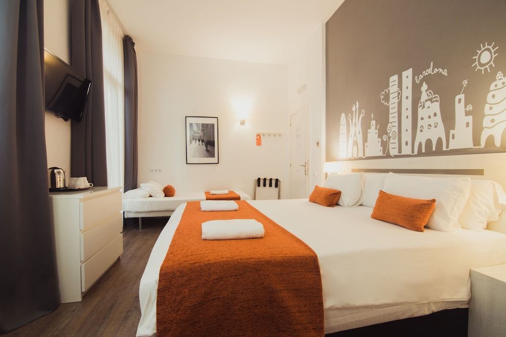 undefined Hostal Live Barcelona 2