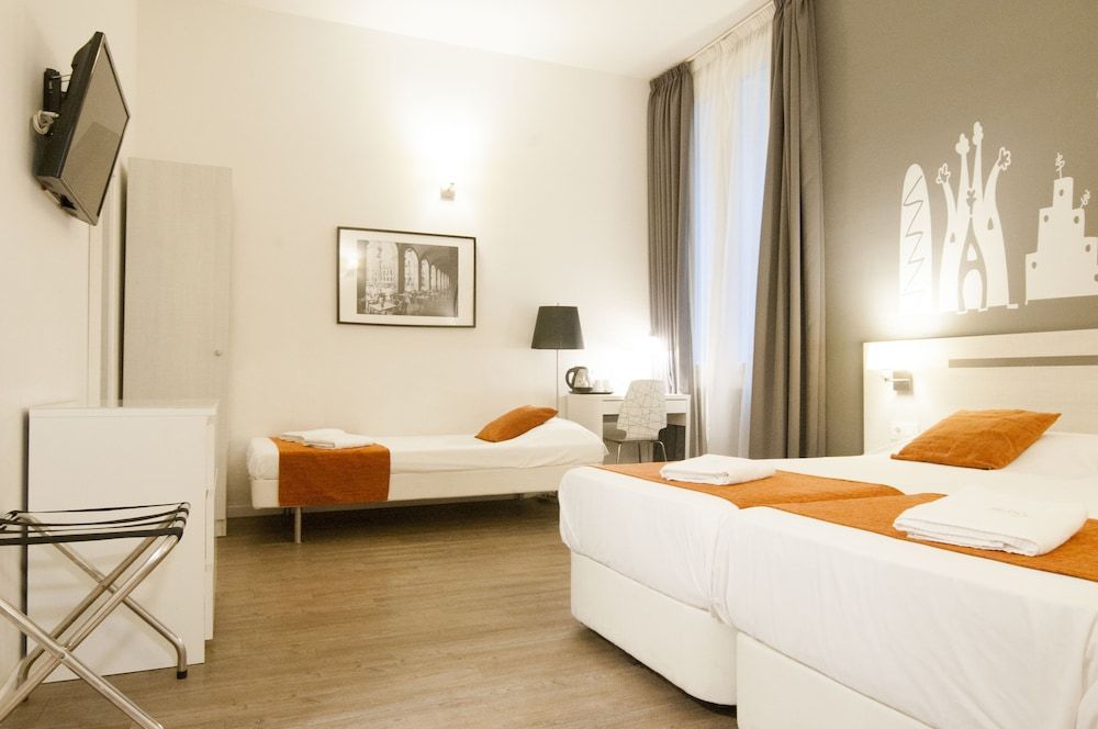 Hostal Live Barcelona Triple Room