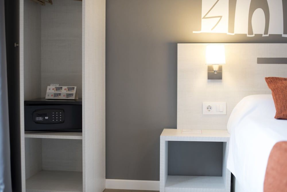 Hostal Live Barcelona Triple Room 11