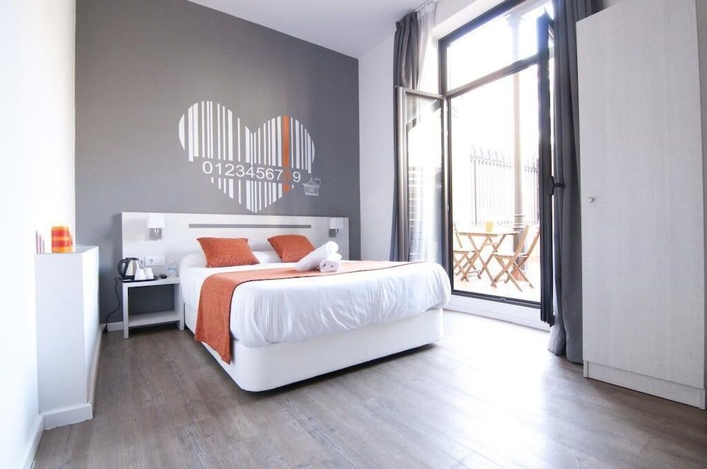 undefined Hostal Live Barcelona 6