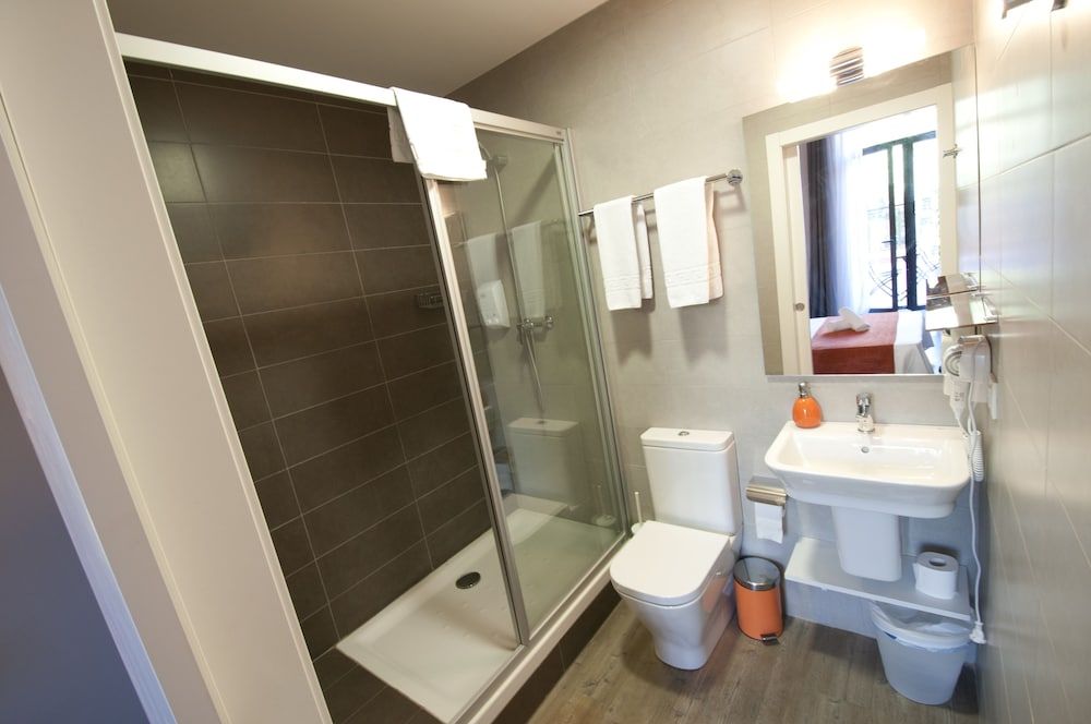 Hostal Live Barcelona Triple Room 8