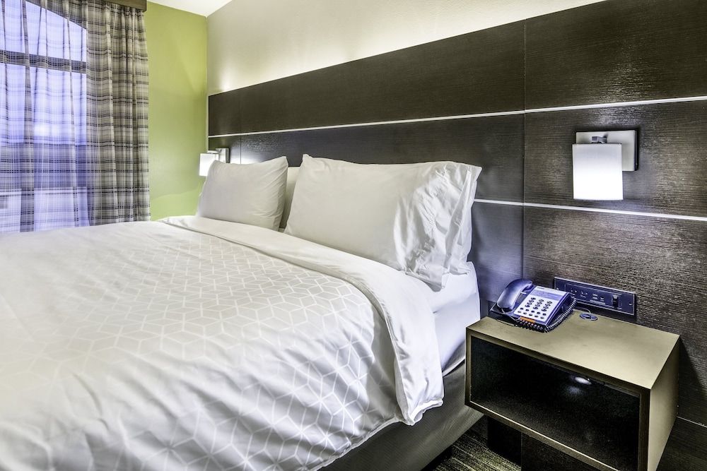 Standard Room, 1 King Bed, Accessible Bathtub (Communications)