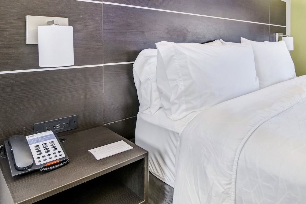 Suite, 1 King Bed, Roll-in Shower (Communications Accessible)